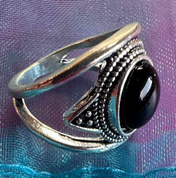 Vintage Bohemian "Floating" Oval Black Stone on Split-Band Silvertone Ring - size 7