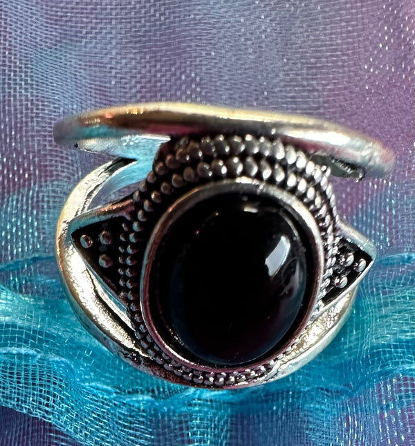 Vintage Bohemian "Floating" Oval Black Stone on Split-Band Silvertone Ring - size 7